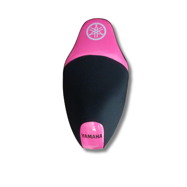 Funda asiento Yamaha Jog RR Renueva tu Yamaha Jog RR con una funda de sillón antideslizante y resistente al sol y la lluvia. Diseño deportivo con detalles rosas y logo bordado Yamaha. ¡Calidad y estilo garantizados!
