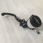 Bomba axial Racing Beringer Classic Line negra con depósito 10 y maneta regulable. Máxima potencia, tacto preciso y estilo premium para tu moto clásica o café racer.